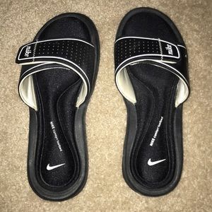Nike women’s slip on shoes
